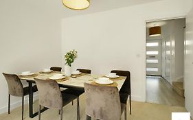 Reading 3 Bedroom Close To All Amenities W/Parking