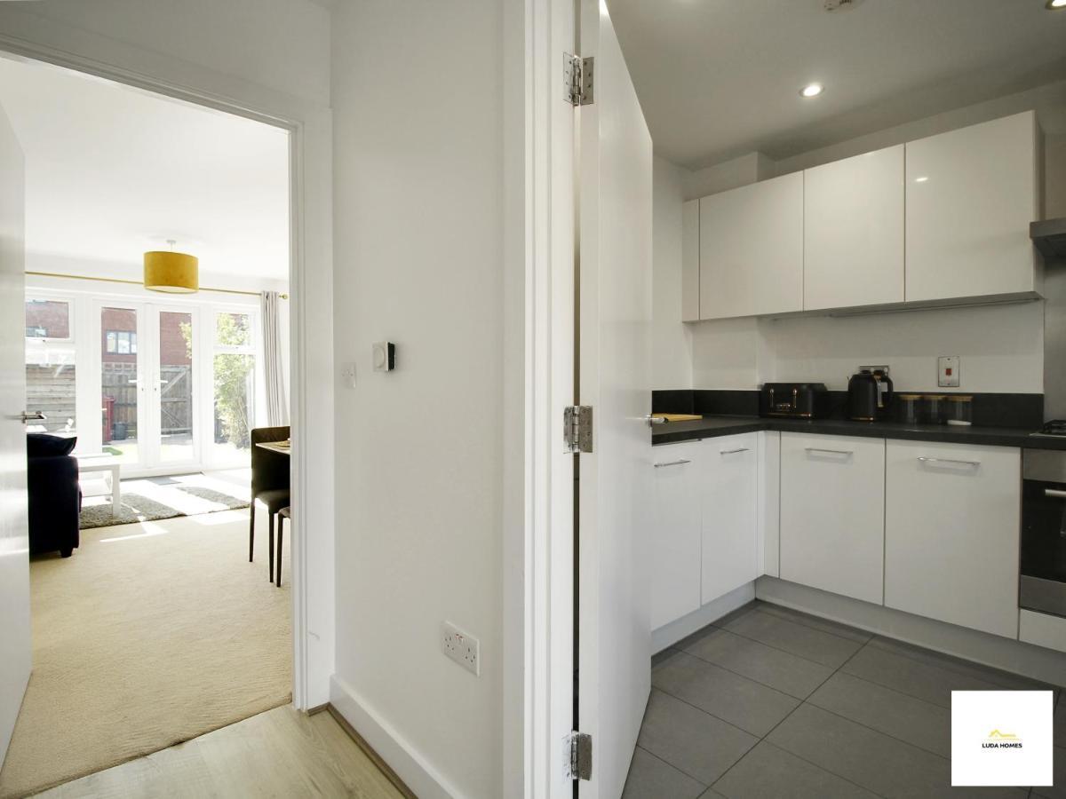 Reading 3 Bedroom Close To All Amenities W/Parking Exterior photo
